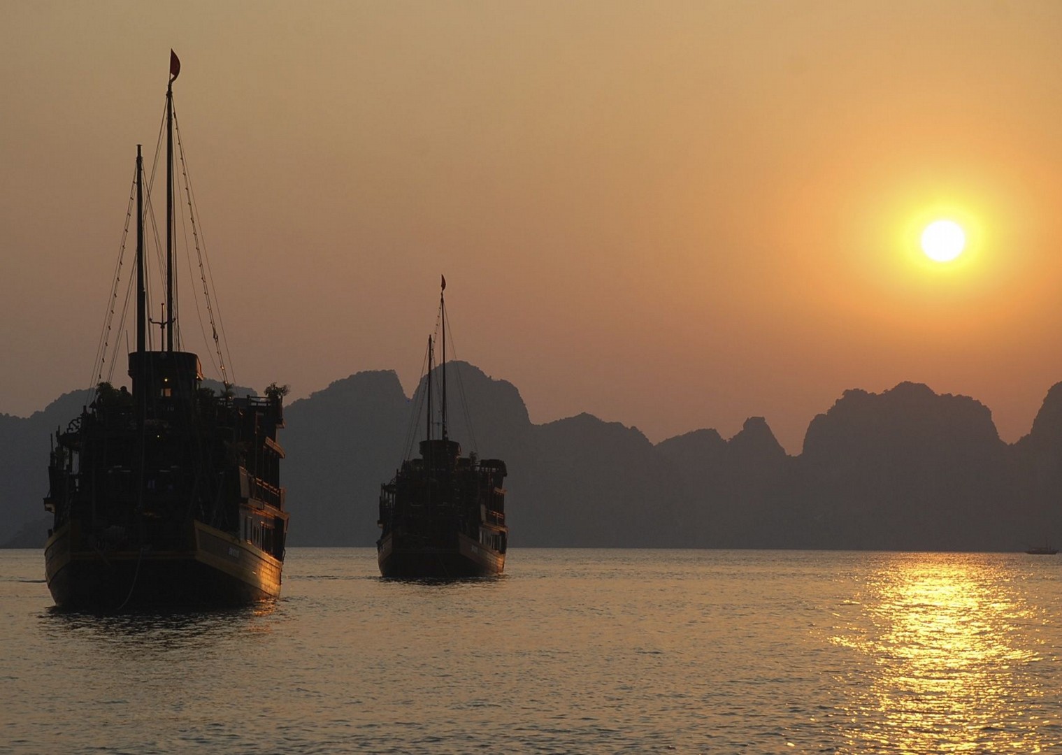 Sunset on Halong Bay.jpg - Vietnam - Meet the People Tours