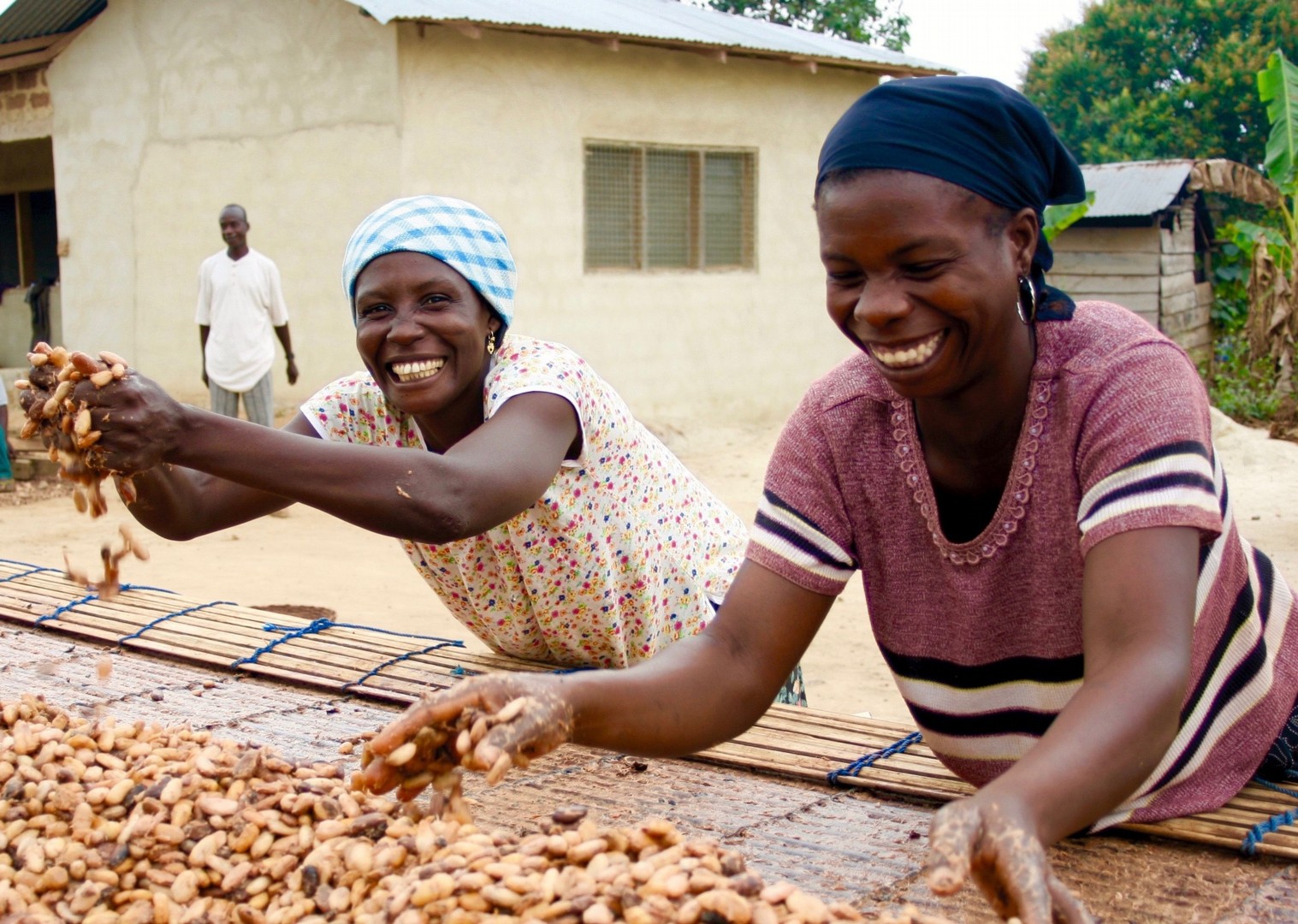 Ghana drying cocoa.jpg - Ghana - Meet the People Tours