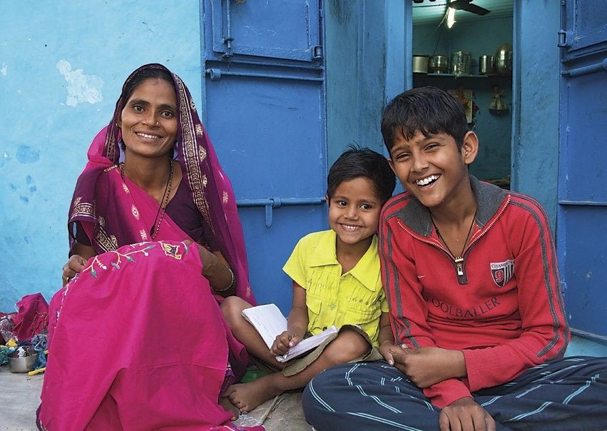 Meeting families.jpg - Western India - Meet the People Tours